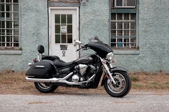 VN 1600 VULCAN MEAN STREAK (2004 - 2008) slim polished windshield trim for batwing fairing | MEMPHIS SHADES HD